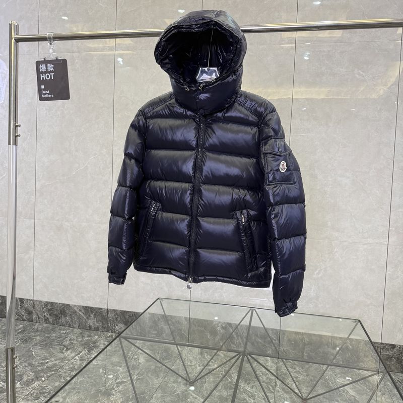 몽클레르 로고 패치 후드 다운 재킷 - 페라가모 아우터 레플리카 참고 이미지